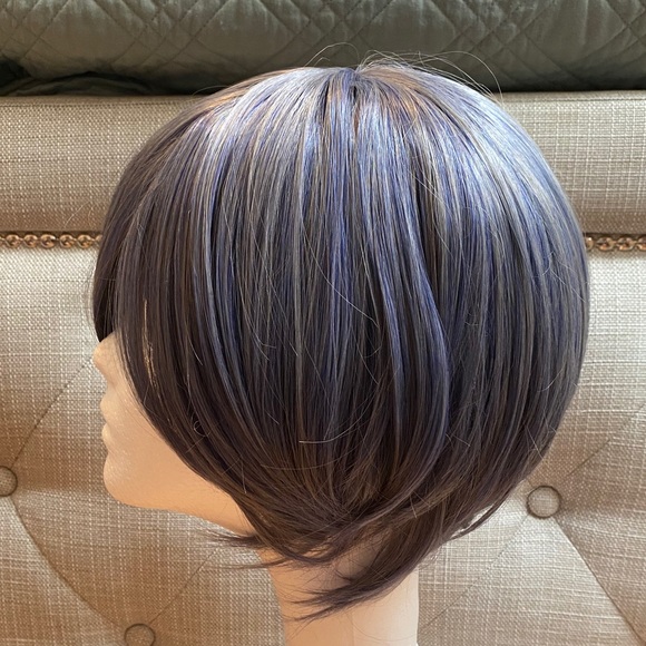 NWOT Short Grey Blue Bob Wig - Picture 4 of 9